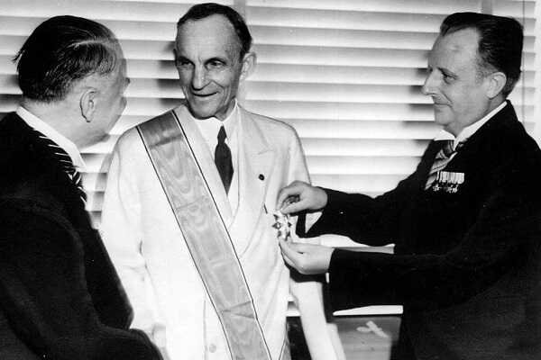 Henry Ford’a “Alman Kartalı Nişanı” verilirken.