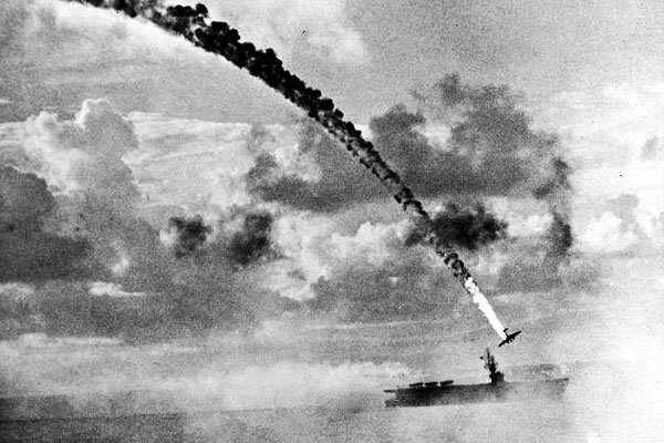 Japon Pilotunun Amerikan Donanmasındaki Gemiye Karşı Kamikaze Yaptığı An.