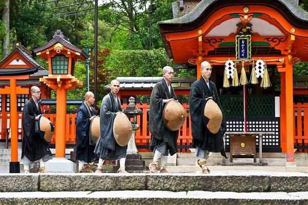 Japonyanin Kyoto kentindeki Shinto Fushimi Inari Tapinagindaki Shinto rahipleri