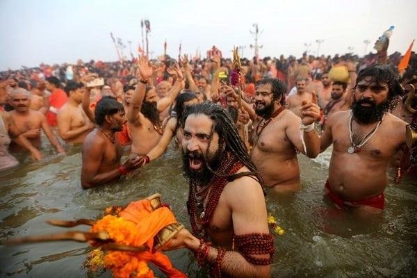 Hinduizmde Kutsal Olarak Sayilan Ganj Nehrinde Yikanma