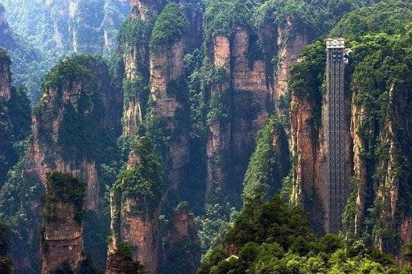 Wulingyuan Kanyonu’nu daha iyi seyrettirebilmek için yapılan Bailong Asansörü