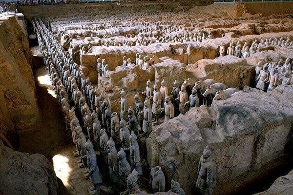 Xi'an'da inşa edilen ve kilden yapılan yaklaşık 8 bin askerden oluşan Terracotta Ordusu