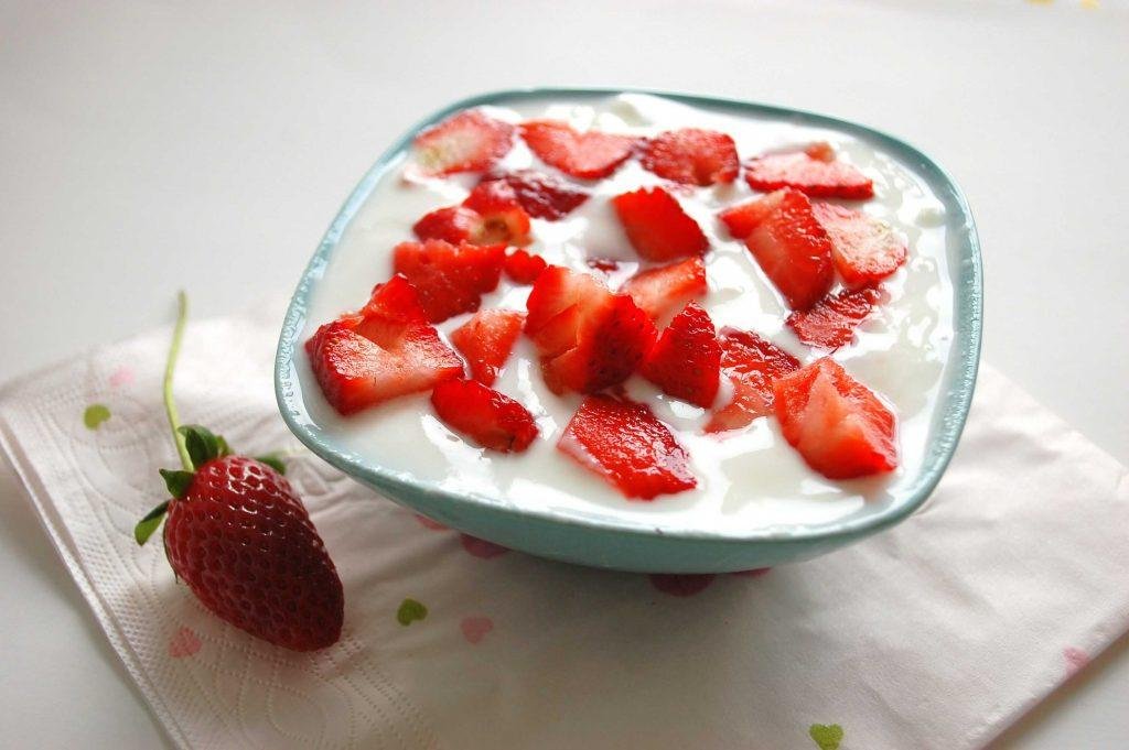 Yogurt ve Cilek Saglikli Atistirmaliklar