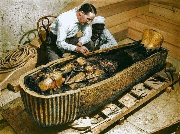Howard Carter'ın Tutankhamun Mumyasını İlk İnceleme Anı.