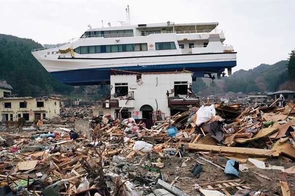 2011 yılında Japonya’da meydana gelen 9 büyüklüğündeki deprem, kaya kütlelerini kaydırarak kütle dağılımını etkiledi bunun sonucunda Dünya ekseni 10 santimetre kaydı. Ayrıca kütle kayması dünyanın kendi etrafında dönme hızını 1.6 mikrosaniye kadar arttırdı.