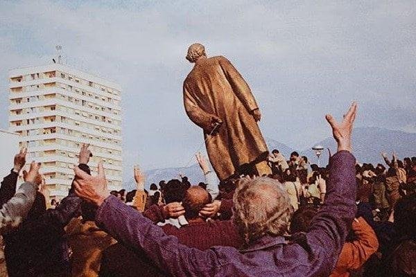 Enver Hocanin Heykelinin Yikilisi