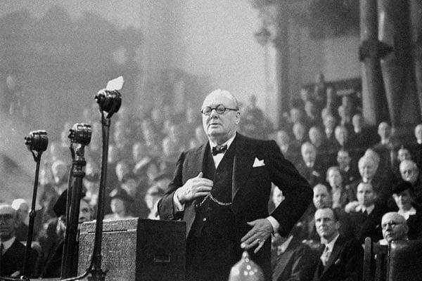 Tarihin En İyi Hatiplerinden Biri Olan Winston Churchill Konuşma Yaparken